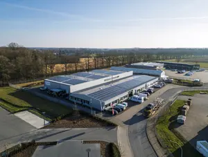 Lagerhalle mit mehreren elektrischen Arbeitsfahrzeugen