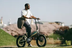 MATE E-Bikes – Mann steht auf grüner Wiese mit einem E-Bike