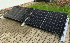 Bodenmontiertes Solarkraftwerk mit zwei geneigten Solarpanels auf stabiler Metallkonstruktion zur optimalen Sonneneinstrahlung.