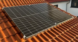Dachmontiertes Solarkraftwerk mit mehreren Solarpanels auf Ziegeldach für maximale Energieeffizienz.