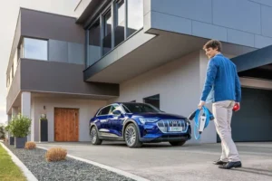 Elektroauto vor modernem Haus – smarte Lade- & Energielösungen für nachhaltige Mobilität