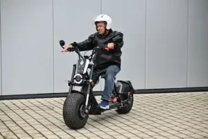 Ein Mann bereitet sich auf einen Ausflug in die Stadt mit einem E-Cruiser vor – moderne E-Mobilität & Fahrzeuge für komfortables und emissionsfreies Fahren.