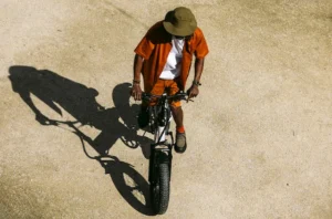 Person auf E-Bike von oben aufgenommen im Kontext von E-Mobilitäts-Leasing