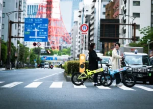 Zwei Personen mit E-Bike in der Stadt im Rahmen von E-Mobilitäts-Leasing