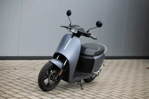 E-Roller der Marke Horwin in Silber – modernes Elektromobilitätsfahrzeug für urbane Mobilität