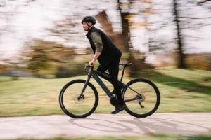 Mann fährt auf einem E-Bike durch den Wald – nachhaltige Elektromobilität in der Natur erleben