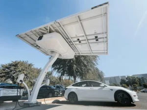 Elektrisches Auto lädt an einer Ladestation – Elektromobilität mit nachhaltiger Energie