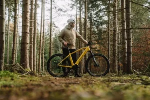 Mann fährt Eonic One E-Bike durch den Wald – vielseitiges Elektrofahrrad für Trekking und Freizeit