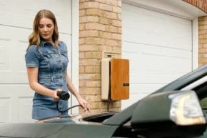 Frau lädt ihr E-Auto an einer Ladestation – Marken & Produkte der B.W. Vertrieb GmbH für moderne Elektromobilität.