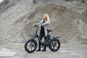 Mädchen fährt auf einem E-Bike über sandigen Untergrund – Marken & Produkte der B.W. Vertrieb GmbH für vielseitige Mobilität.