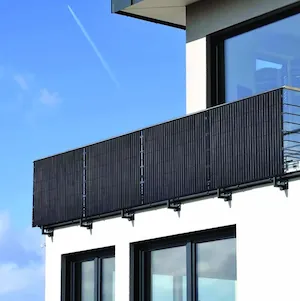 Schwarze Solaranlage auf Balkon – nachhaltige Energie und Elektromobilität für Zuhause