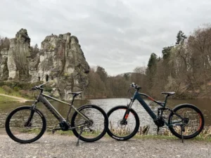 Zwei TOTEM E-Bikes stehen vor einer Felslandschaft am See – moderne Elektrofahrräder für sportliche und komfortable Touren in der Natur.