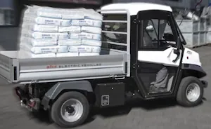 Weißes elektrisches Transportfahrzeug auf Straße mit Gepäck – effiziente und nachhaltige Elektromobilität für Unternehmen