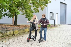 Mädchen und Junge fahren Velix E-City Roller sicher durch die Stadt – urbane, flexible und nachhaltige Mobilität