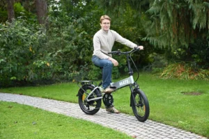 Ein Junge fährt mit seinem E-Bike auf einem Ausflug durch grüne Natur, genießt Bewegung, Freiheit und Spaß in der frischen Luft