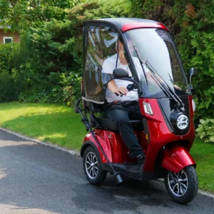 Ein Mann fährt mit einem Elektromobil mit Wetterschutz in die Natur – komfortabel, sicher und nachhaltig unterwegs mit E-Mobilität & Fahrzeuge.