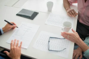 Menschen beim Ausfüllen eines Krankenkassenantrags für Rolektro Elektromobile mit Hilfsmittelnummer – Unterstützung bei der Bezuschussung durch B.W. Vertrieb