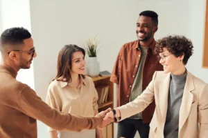 Freundliches Team von B.W. Vertrieb bei der Beratung zu Rolektro Elektromobilen mit Hilfsmittelnummer – persönliche und kompetente Unterstützung für Kunden