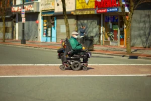 Älterer Mann fährt mit einem Rolektro Elektromobil mit Hilfsmittelnummer sicher auf der Straße – mehr Mobilität und Selbstständigkeit im Alltag dank Krankenkassenzuschuss.