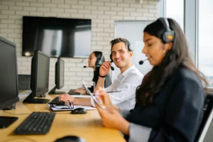 Freundliches Telefonberatungsteam informiert Kunden über Rolektro Elektromobile mit Hilfsmittelnummer und hilft bei Fragen zur Kostenübernahme durch Krankenkassen.