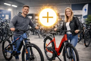 Zwei Personen stehen in einem Fahrradgeschäft mit modernen E-Bikes als Symbol für E-Mobilität