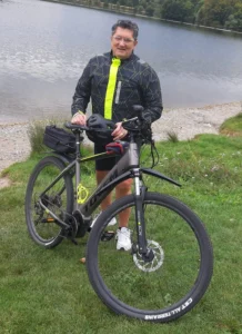 Silke Zirdum aus Rohrbach mit ihrem E-Bike neben einem See