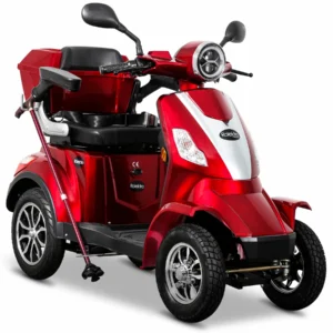 Rolektro E-Quad 15 V.2 Bleigel kaufen: Robustes, rotes Vierrad-Elektromobil mit silberner Frontverkleidung, profilierten Reifen, bequemen Armlehnen und verschließbarem Topcase vor weißem Hintergrund.