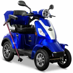 Rolektro E-Quad 25 V.3 Lithium kaufen: Modernes, blaues Vierrad-Elektromobil mit silberner Frontmaske, geländegängigen Profilreifen, bequemen Polsterarmlehnen und integriertem Heckkoffer vor weißem Hintergrund.