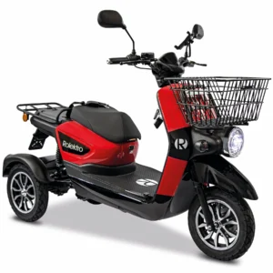 Rolektro E-Carrier 25 kaufen: Dreirädriger Elektro-Lastenroller in Rot-Schwarz mit großem Frontkorb, XXL-Gepäckträger hinten und hellem LED-Rundscheinwerfer auf weißem Grund.