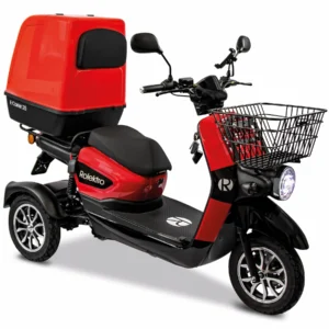 Rolektro E-Carrier 25 kaufen: Dreirädriger Elektro-Lieferroller in Rot-Schwarz mit großer roter Thermo-Lieferbox auf dem Gepäckträger und vorderem Netzkorb vor weißem Hintergrund.