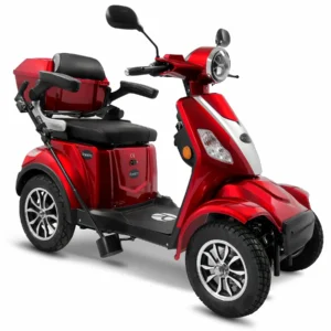 Rolektro E-Quad 15 V.3 Lithium kaufen: Rotes Vierrad-Elektromobil mit komfortabler Rückenlehne, klappbaren Armlehnen, sportlichen Alufelgen und integrierter Heckbox vor weißem Hintergrund.
