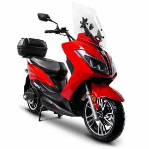 Rolektro Maximus MX2-45 Lithium kaufen: Roter E-Roller als Zweirad mit großer, klarer Windschutzscheibe, sportlichen LED-Doppelscheinwerfern und schwarzem Topcase auf weißem Grund.