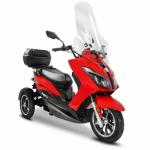 Rolektro Maximus MX3-25 kaufen: Sportliches, rotes Dreirad-Elektromobil mit hoher, transparenter Windschutzscheibe, modernen LED-Scheinwerfern und schwarzem Topcase auf weißem Grund.
