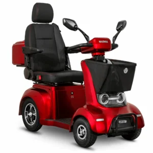 Rolektro Maximus E-Mobil MX4-6 kaufen: Komfortables, rotes Vierrad-Seniorenmobil mit verstellbarem Kapitänsstuhl, schwarzer Front-Einkaufsbox und integrierter Heckbox vor weißem Hintergrund.