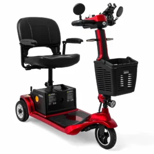 Rolektro E-Trike 6 V.3 kaufen: Kompaktes, rotes Dreirad-Elektromobil mit drehbarem Komfortsitz, hochklappbaren Armlehnen und schwarzem Frontkorb, freigestellt auf weißem Grund.