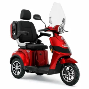 Rolektro E-Trike 15 V.2 Pm Bleigel kaufen: Hochwertiges, rotes Dreirad-Elektromobil Premium mit hoher Windschutzscheibe, komfortablem Kapitänsstuhl inklusive Kopfstütze und glänzenden Alufelgen vor weißem Hintergrund.