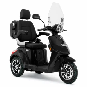 Rolektro E-Trike 25 V.2 Pm Bleigel kaufen: Edles, schwarzes Dreirad-Elektromobil Premium mit hoher Windschutzscheibe, verstellbarem Kapitänsstuhl inklusive Kopfstütze und abschließbarem Transportkoffer auf weißem Grund.