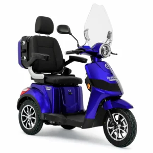 Rolektro E-Trike 25 V.3 Pm Lithium kaufen: Stilvolles, blaues Dreirad-Elektromobil Premium mit hoher Windschutzscheibe, ergonomischem Kapitänsstuhl inklusive Kopfstütze und farblich passender Heckbox auf weißem Grund.