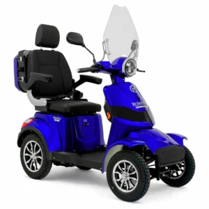 Rolektro E-Quad 25 V.2 Pm Bleigel kaufen: Stilvolles, blaues Vierrad-Elektromobil Premium mit hoher Windschutzscheibe, verstellbarem Kapitänsstuhl inklusive Kopfstütze und abschließbarem Transportkoffer auf weißem Grund.