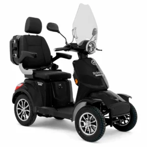 Rolektro E-Quad 25 V.3 Pm Lithium kaufen: Edles, schwarzes Vierrad-Elektromobil Premium mit hoher Windschutzscheibe, ergonomischem Kapitänsstuhl inklusive Kopfstütze und integriertem Gepäckkoffer hinten auf weißem Grund.