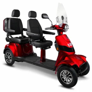 Rolektro E-Quad 25 V.3 Premium Duo kaufen: Rotes Vierrad-Elektromobil als Zweisitzer mit hintereinander angeordneten Komfortsitzen, hoher Windschutzscheibe und Heckbox vor weißem Hintergrund.