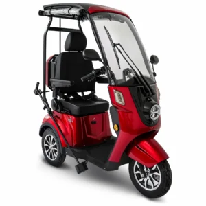 Rolektro Deisla DS3 kaufen: Wetterfestes, rotes Dreirad-Elektromobil mit integriertem Dach, großer Frontwindschutzscheibe inklusive Scheibenwischer und komfortablem Fahrersitz auf weißem Grund.