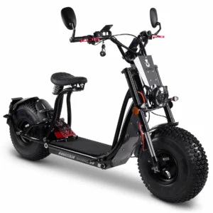 Rolektro Maximus E-Cruiser 45 kaufen: Extravaganter, schwarzer E-Scooter mit breiten Offroad-Stollenreifen, gefedertem Solositz und roten Custom-Bremshebeln in der Seitenansicht auf weißem Grund.